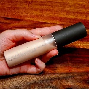 BECCA Shimmering Skin Perfector Highlighter in Champagne Pop